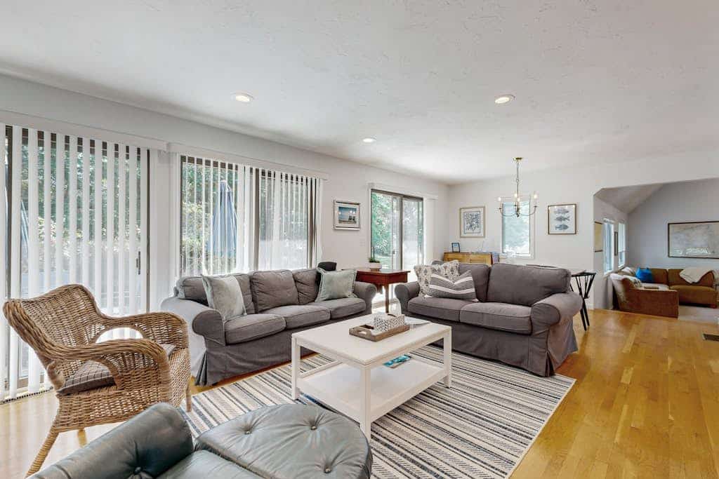 Stylish dog-friendly home near beaches & Fells Pond with huge deck & fireplace