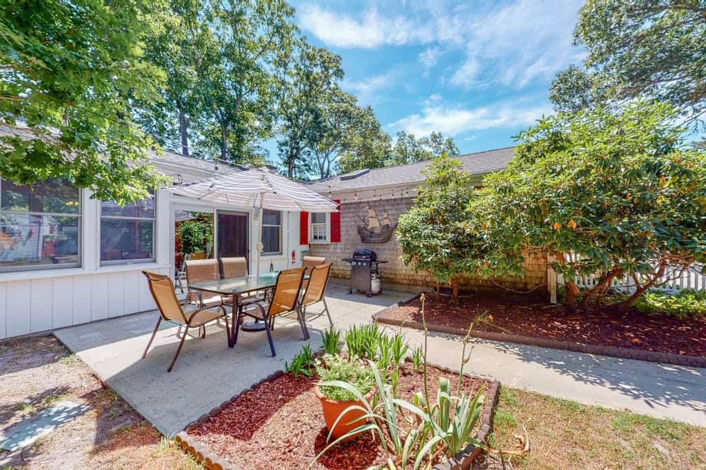 Coastal home w/ central AC & fenced yard - five-minute walk to Earle Road Beach