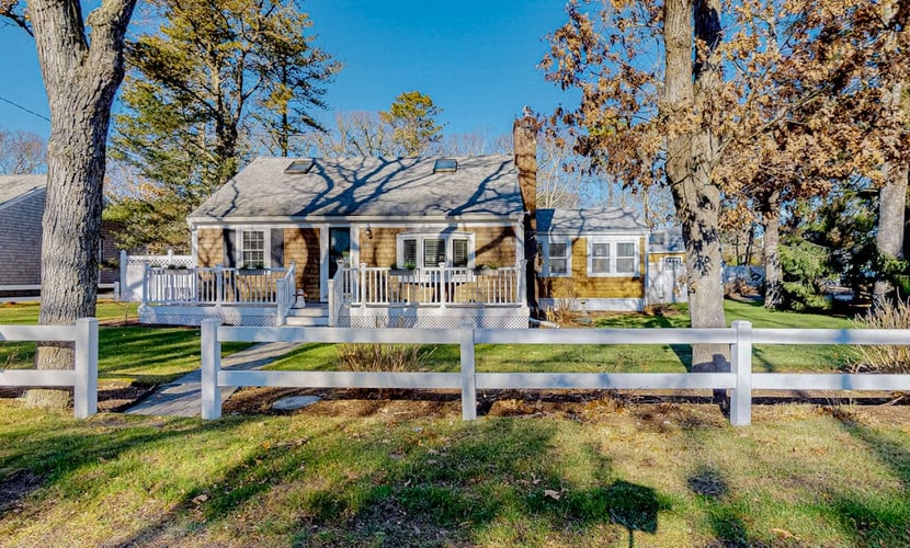Sophisticated home with lovely guest house - walk to beach & restaurants