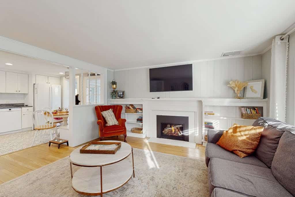 Sophisticated home with lovely guest house - walk to beach & restaurants