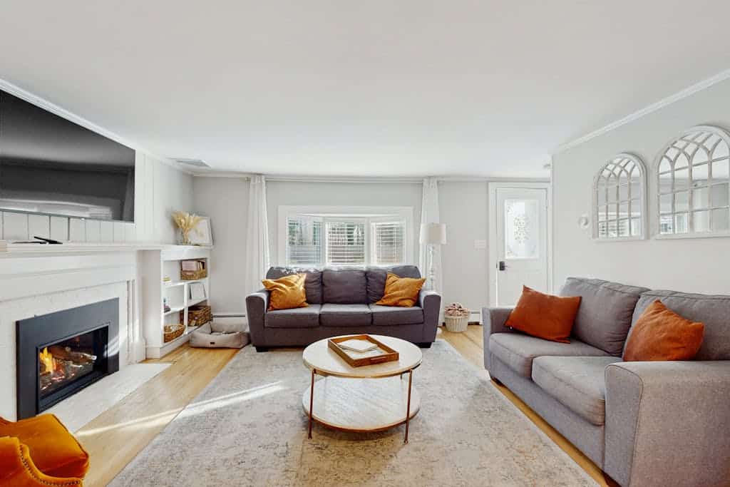 Sophisticated home with lovely guest house - walk to beach & restaurants