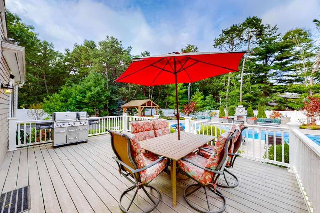 Modern home with dog-friendly yard, private pool/hot tub, pickleball & fast WiFi