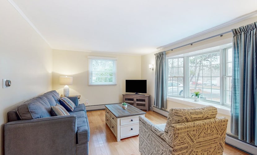 Charming ranch home with fast WiFi, central air conditioning, & a washer/dryer