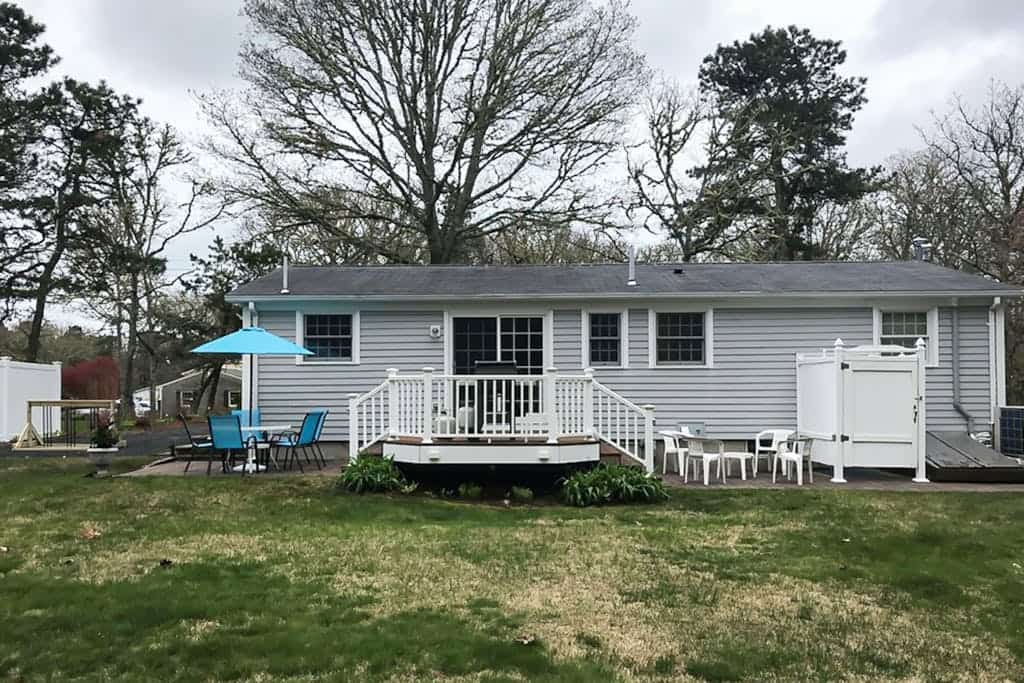 Charming ranch home with fast WiFi, central air conditioning, & a washer/dryer