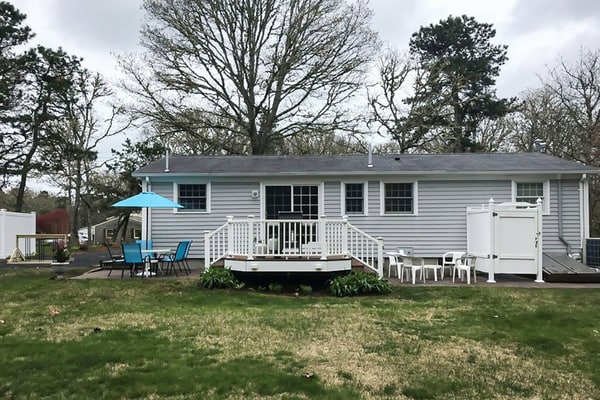 Charming ranch home with fast WiFi, central air conditioning, & a washer/dryer