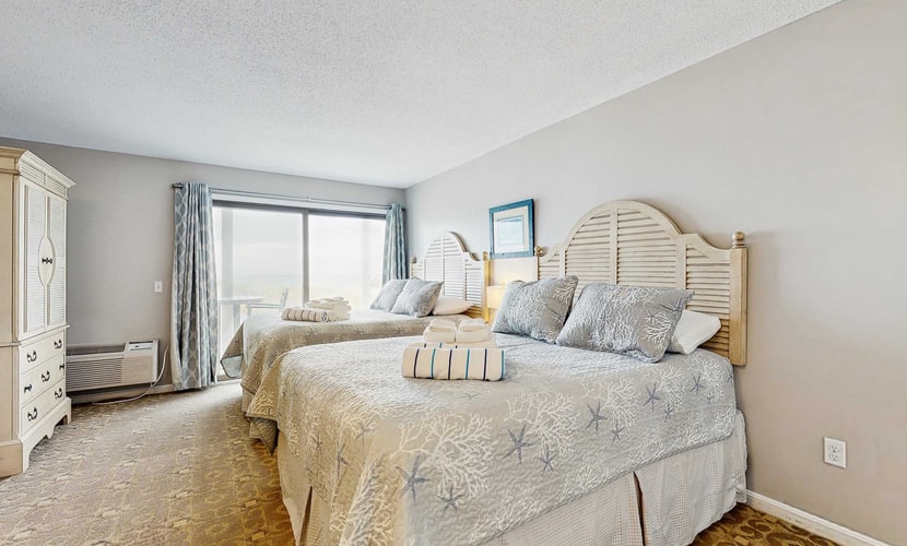 Oceanfront oasis with kitchenette, bay-view patio & AC - dog-friendly