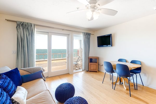 Bayfront, 2-Level Condo w/ Beach Access, 3 Decks, WiFi & Bay Views at Sunset