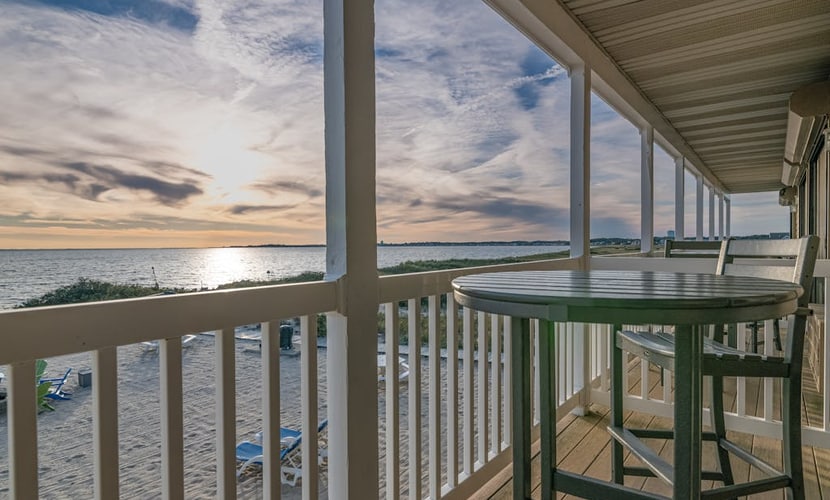 Oceanfront hideaway with full kitchen, AC, sunrise-view balcony