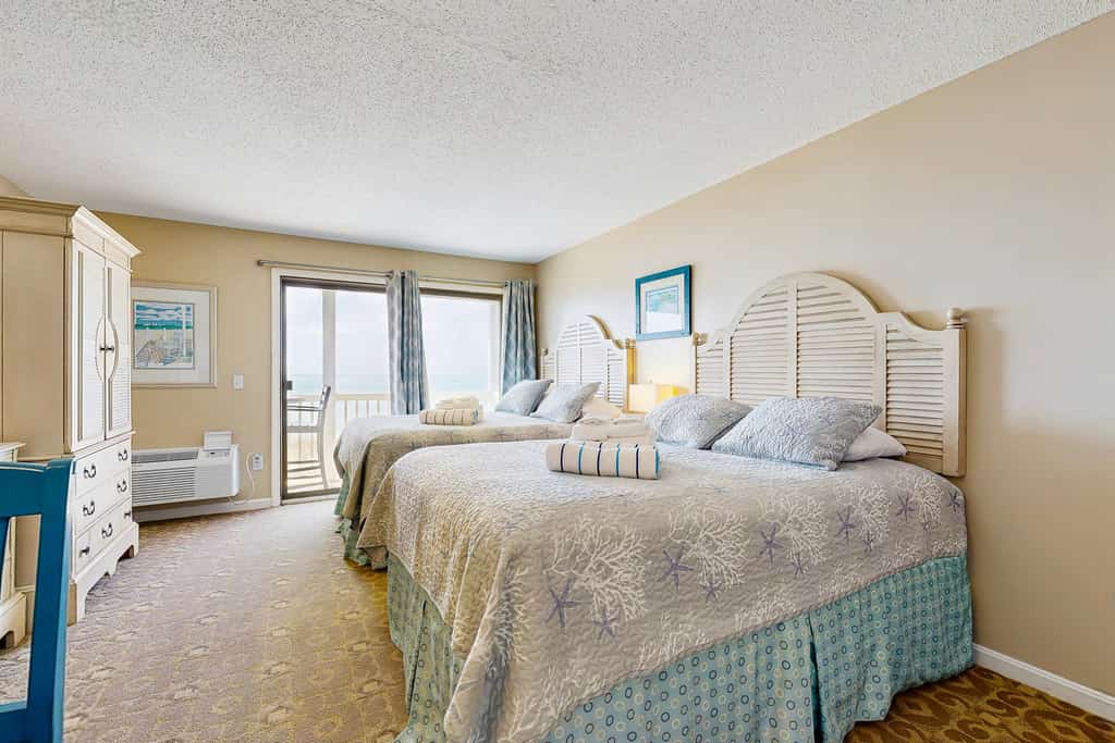 Oceanfront hideaway with full kitchen, AC, sunrise-view balcony