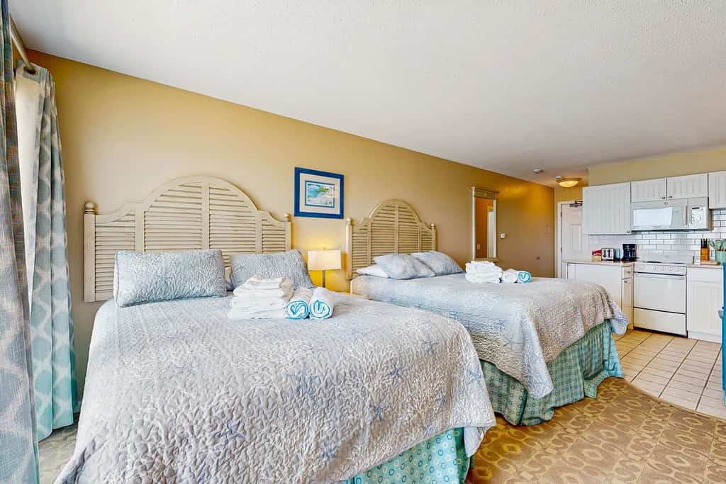 Oceanfront hideaway with full kitchen, AC, sunrise-view balcony