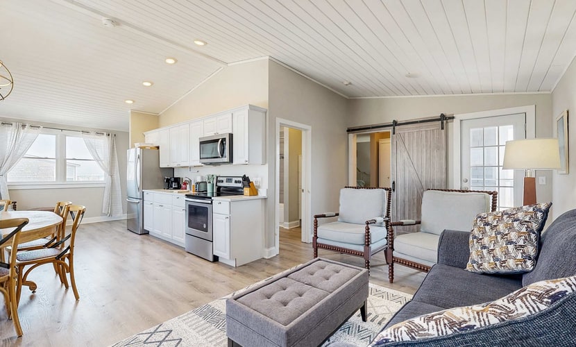 Oceanfront hotel suite at beachfront Sandbars Inn with balcony, AC & firepit
