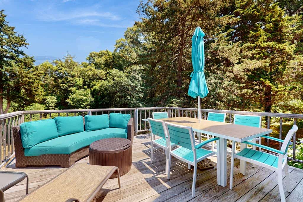 Two-story home w/new kitchen, washer/dryer, large yard, & pool table