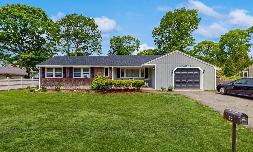 Neighborhood charmer with deck, W/D, Outdoor shower, Dog friendly, Wifi