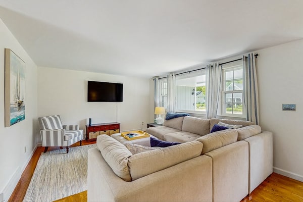 Neighborhood charmer with deck, W/D, Outdoor shower, Dog friendly, Wifi