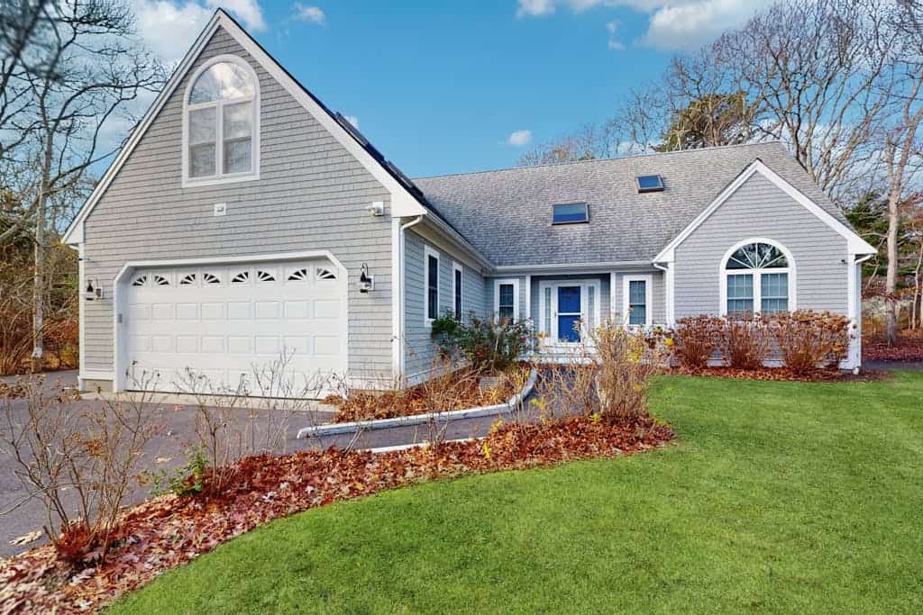 Bright coastal home close to the beach with deck, yard, AC & outdoor shower