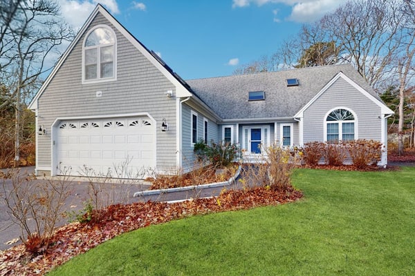 Bright coastal home close to the beach with deck, yard, AC & outdoor shower