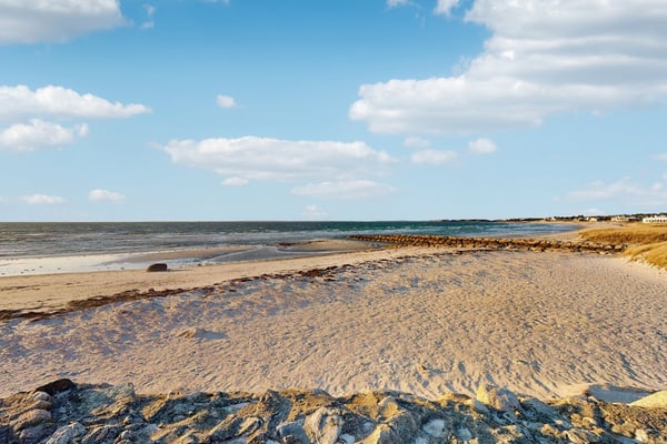 Bright coastal home close to the beach with deck, yard, AC & outdoor shower