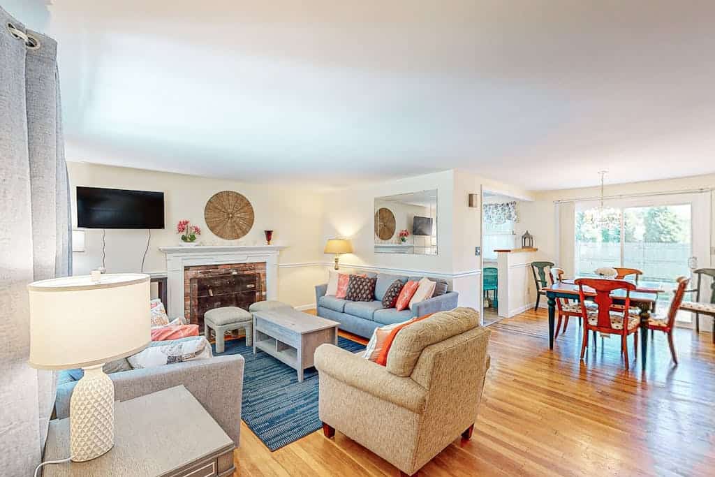 Private house close to beach & playground with grill, outdoor shower, & patio