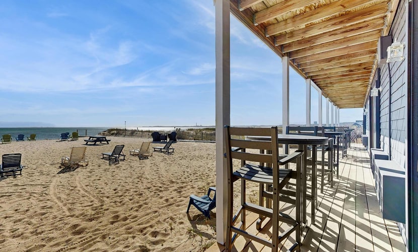 Oceanfront escape at Sandbars with stunning view, AC & alfresco dining - dogs OK