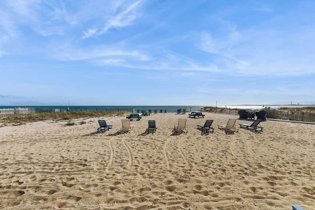 Oceanfront escape at Sandbars with stunning view, AC & alfresco dining - dogs OK