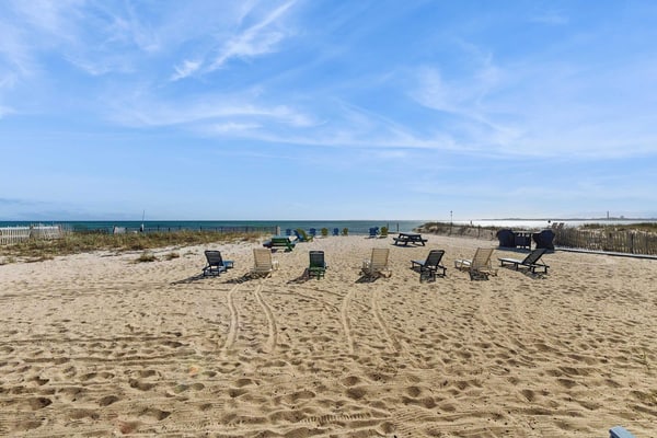 Oceanfront escape at Sandbars with stunning view, AC & alfresco dining - dogs OK