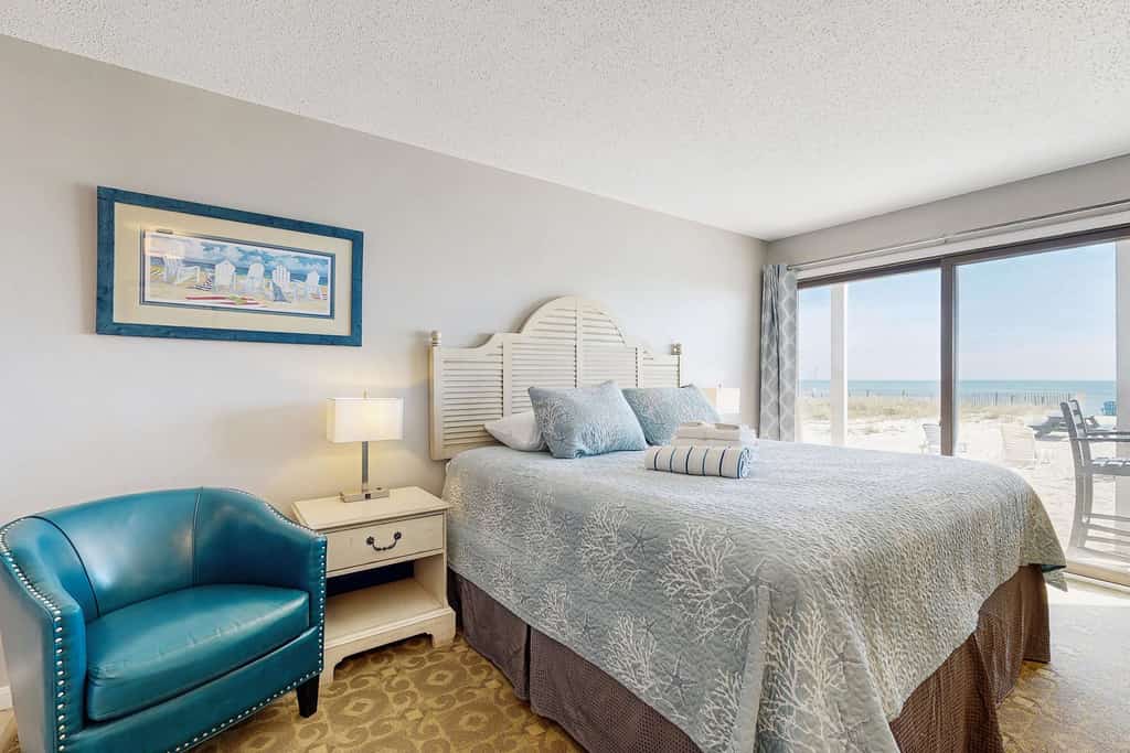 Oceanfront escape at Sandbars with stunning view, AC & alfresco dining - dogs OK