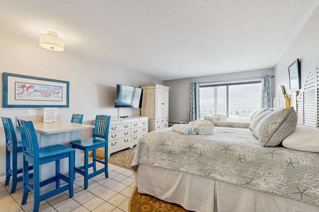 Oceanfront studio with lovely views, AC & great location - dogs welcome
