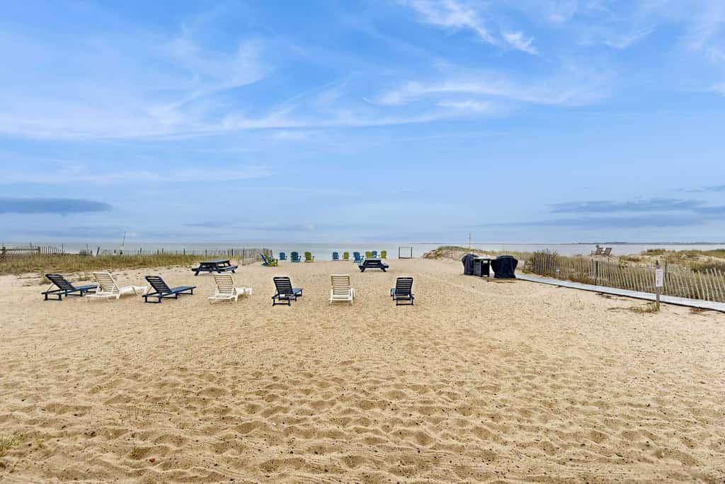 Oceanfront studio with lovely views, AC & great location - dogs welcome