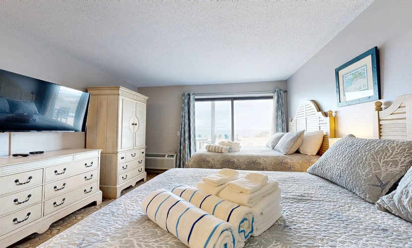 Oceanfront studio with lovely views, AC & great location - dogs welcome