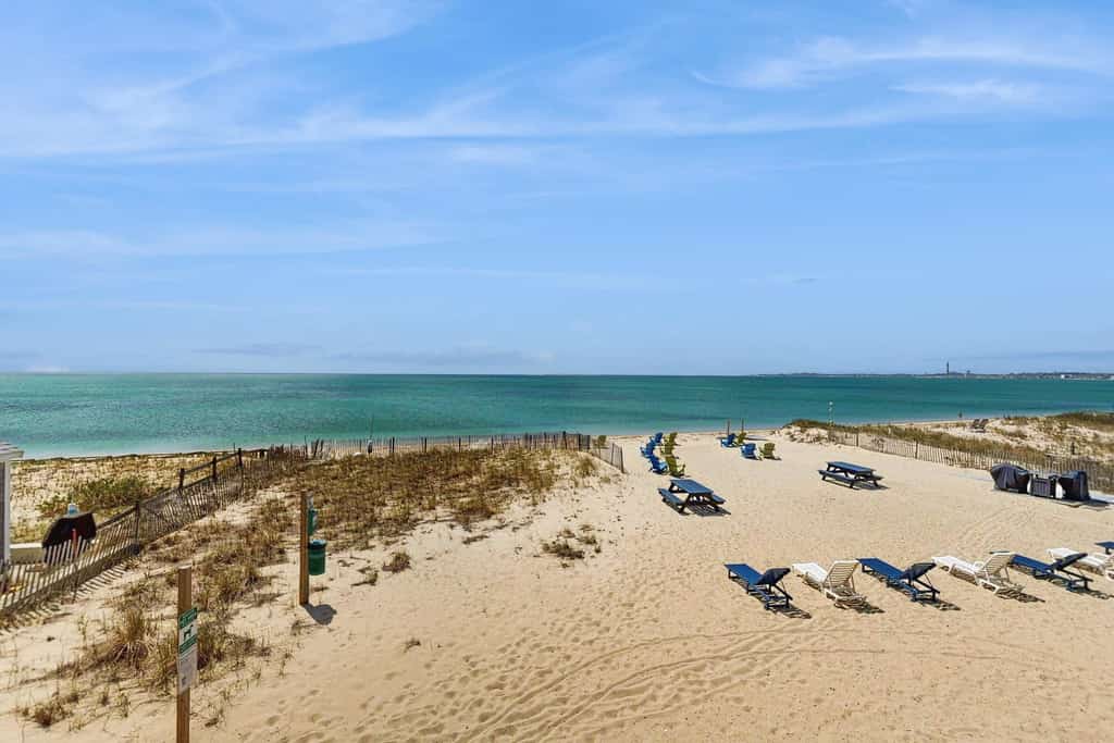 Oceanfront getaway with Bay-view balcony, full kitchen, AC,