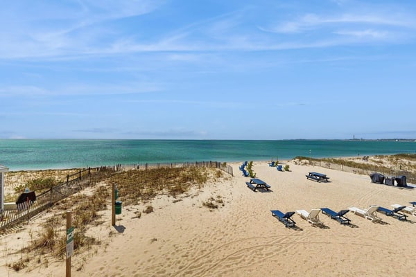Oceanfront getaway with Bay-view balcony, full kitchen, AC,