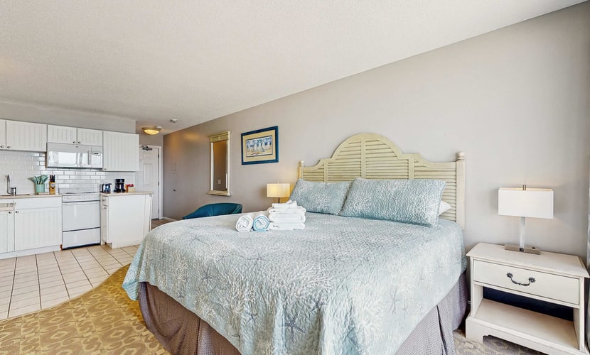 Oceanfront escape with full kitchen, bay-view balcony, AC & firepit
