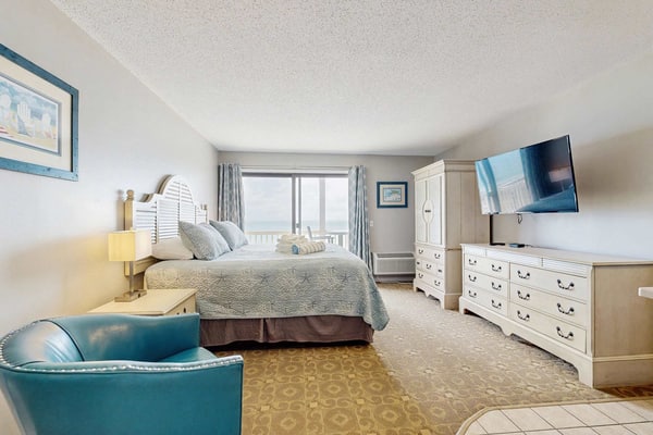 Oceanfront escape with full kitchen, bay-view balcony, AC & firepit