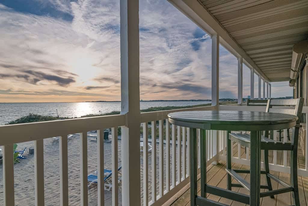 Oceanfront dream studio with full kitchen, AC, bay-view balcony & firepit