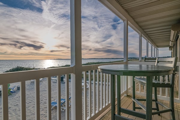 Oceanfront dream studio with full kitchen, AC, bay-view balcony & firepit