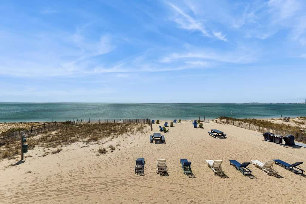 Oceanfront dream studio with full kitchen, AC, bay-view balcony & firepit