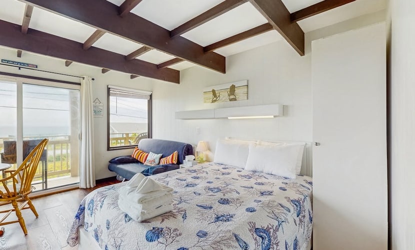 Cozy studio condo close to the beach with bay views and deck