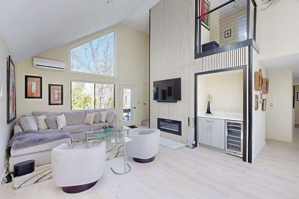Spacious island home near Farm Neck Golf Course, the beach and town