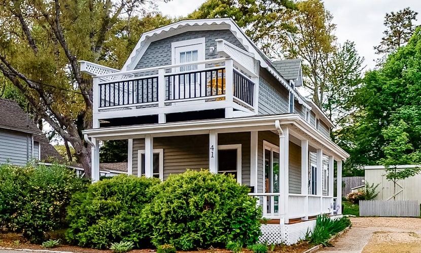 Bright old-world cottage with two porches & large yard - walk to town & beaches