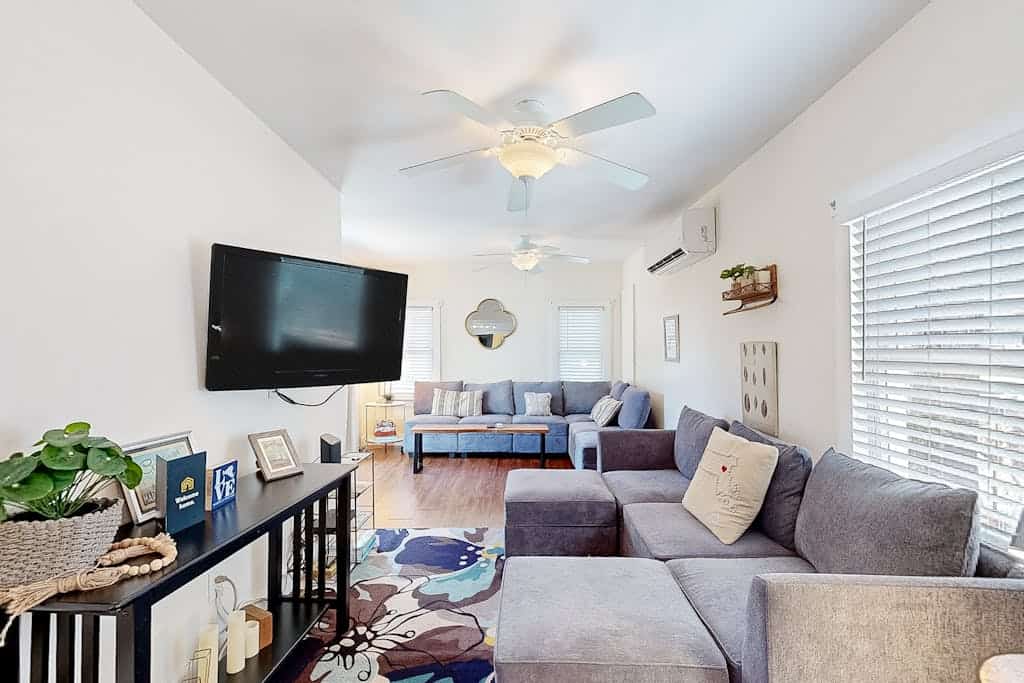 Bright old-world cottage with two porches & large yard - walk to town & beaches