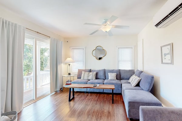 Bright old-world cottage with two porches & large yard - walk to town & beaches