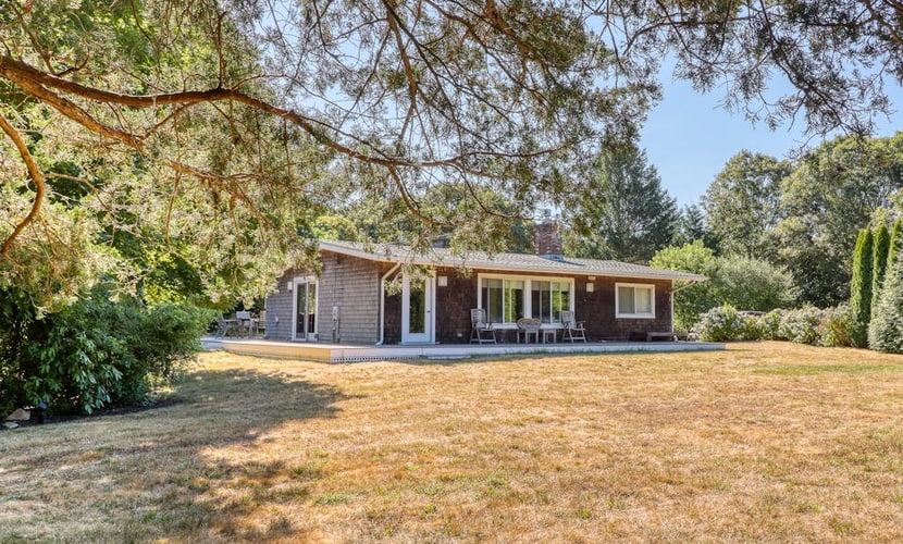 Coastal home with outdoor shower, grill, fireplace, central AC, & W/D