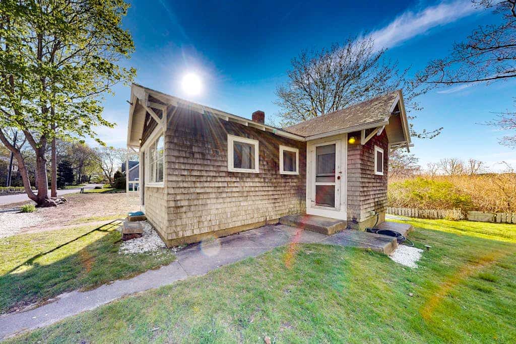 Quintessential Martha's Vineyard cottage with yard/patio - walk to Inkwell Beach