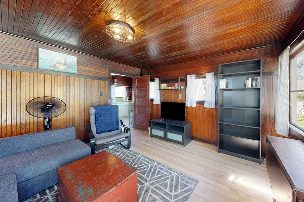 Quintessential Martha's Vineyard cottage with yard/patio - walk to Inkwell Beach