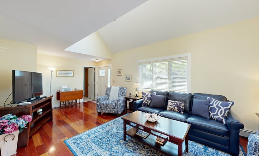 Charming Martha's Vineyard retreat close to beaches & downtown - large yard