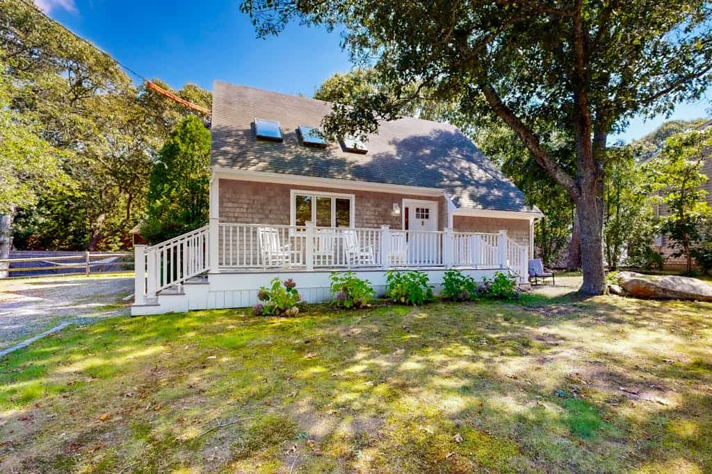 Charming Martha's Vineyard retreat close to beaches & downtown - large yard