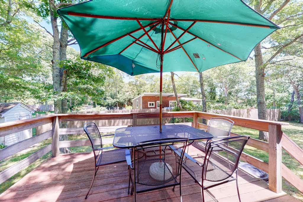 Cozy getaway in a central location w/ a full kitchen & furnished deck