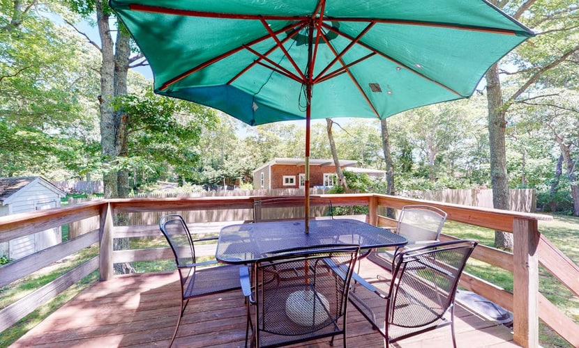 Cozy getaway in a central location w/ a full kitchen & furnished deck