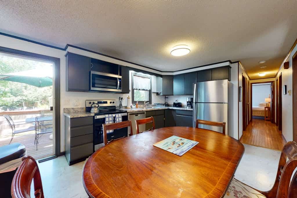 Cozy getaway in a central location w/ a full kitchen & furnished deck