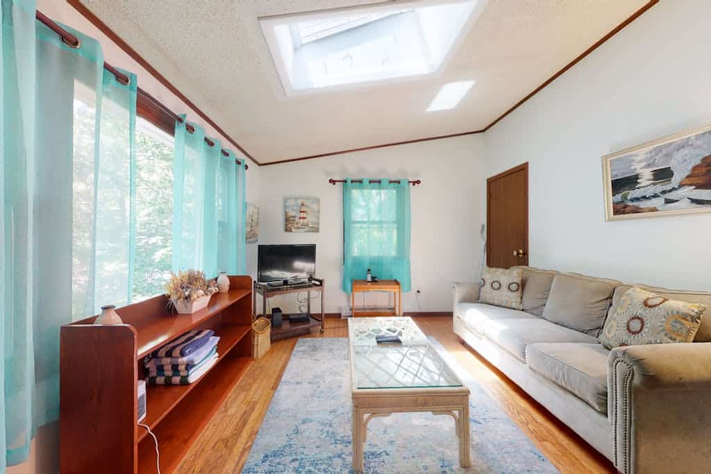 Cozy getaway in a central location w/ a full kitchen & furnished deck